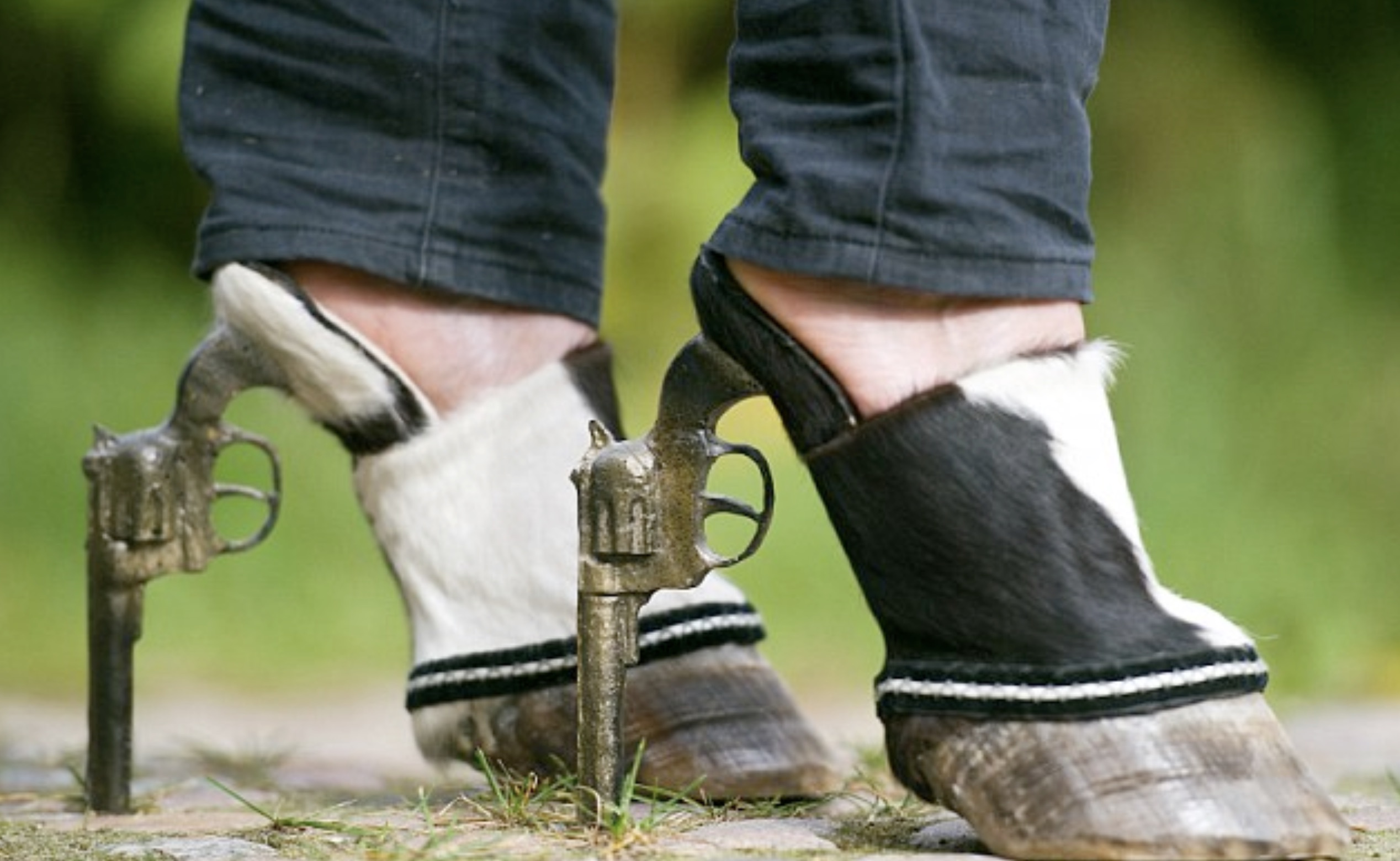 Hoof shoes with gun heels 